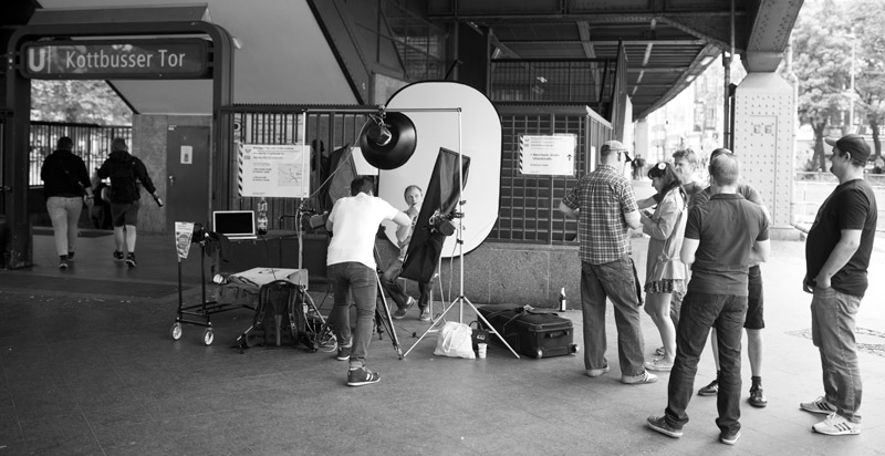 Fotograf-Berlin-Kottusser-Tor-Streetphotograph-U-Bahn-Station-Portraitfotograf